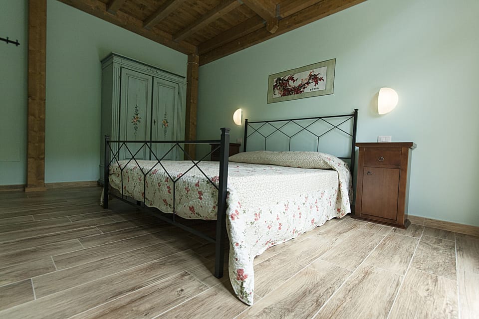 Deluxe Apartment, 2 Bedrooms (up to 6 people) | Down comforters, blackout drapes, cribs (free), WiFi (free)