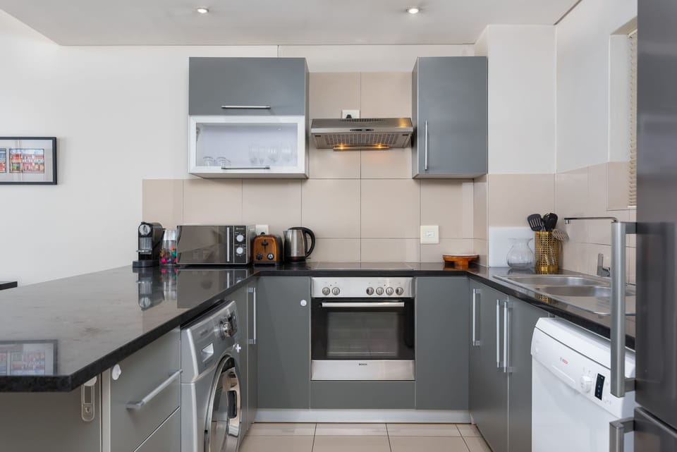 Premier Apartment, Multiple Beds, Mountain View | Private kitchen | Fridge, microwave, oven, stovetop