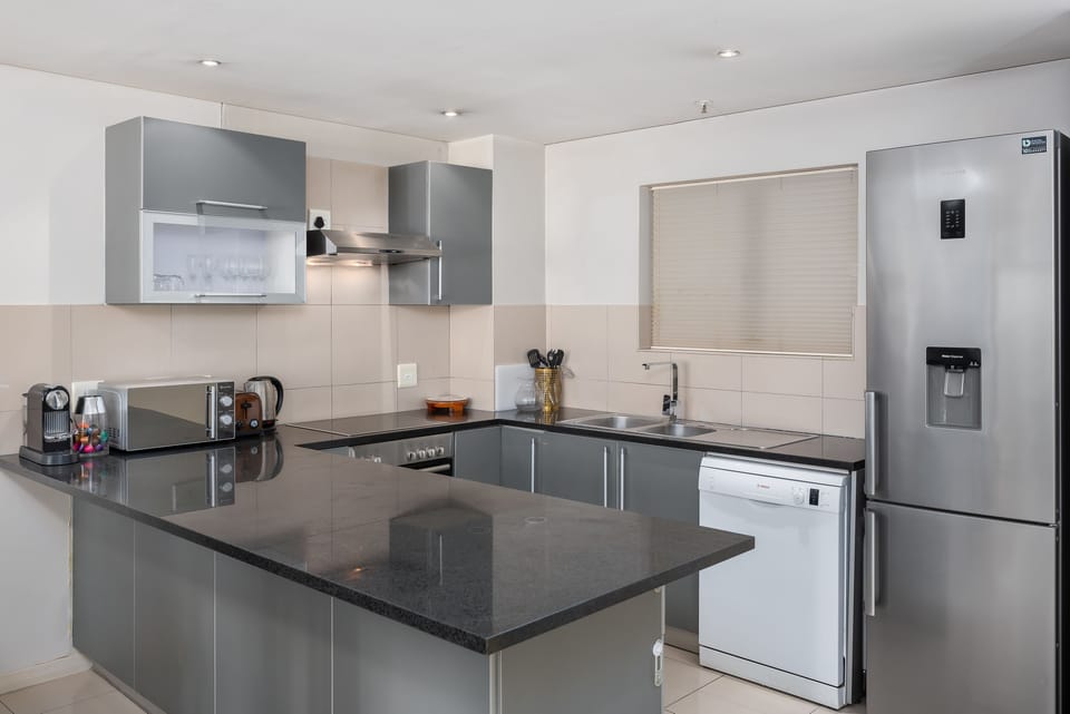 Premier Apartment, Multiple Beds, Mountain View | Private kitchen | Fridge, microwave, oven, stovetop