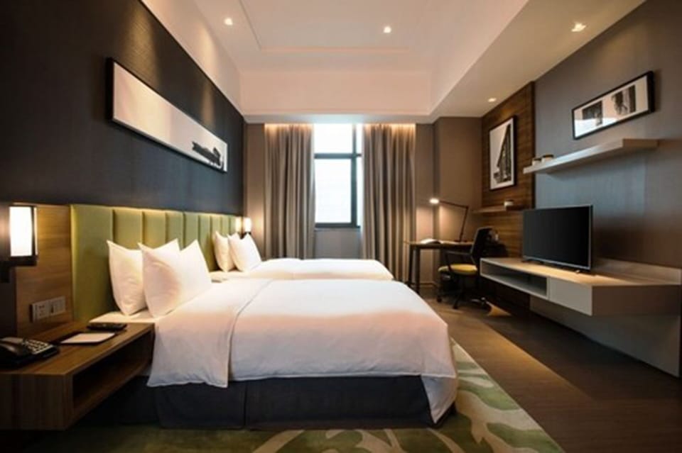 Executive Twin Room | Minibar, desk, blackout drapes, free WiFi
