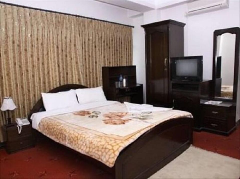 Deluxe Triple Room, 2 Twin Beds | Desk