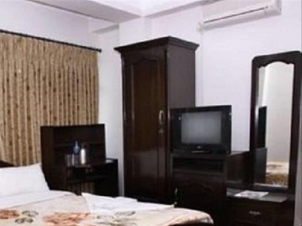 Deluxe Triple Room, 2 Twin Beds | Desk