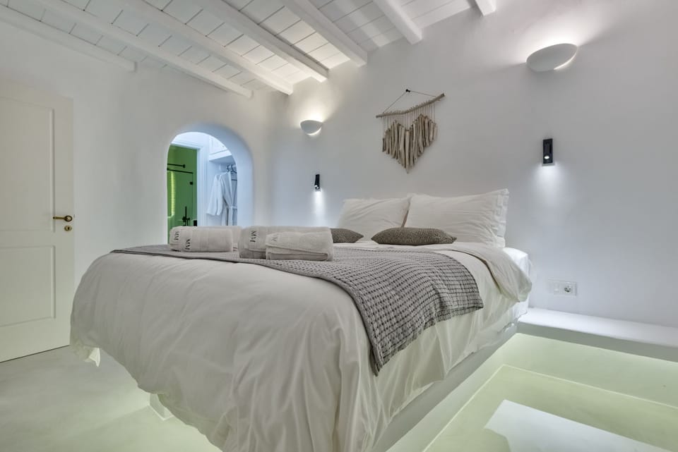 Mews Luxury Suite | Egyptian cotton sheets, premium bedding, down comforters, pillowtop beds