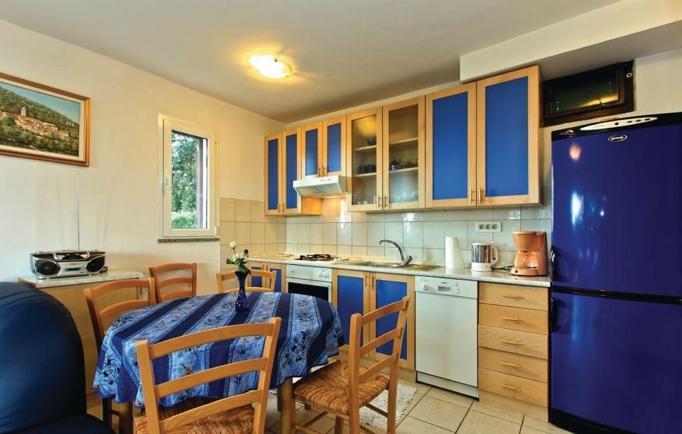 House, 2 Bedrooms | Private kitchen | Coffee/tea maker, fridge, oven, stovetop
