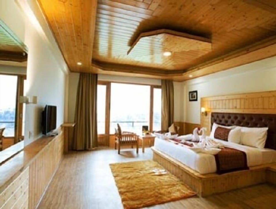 Desk, rollaway beds, free WiFi