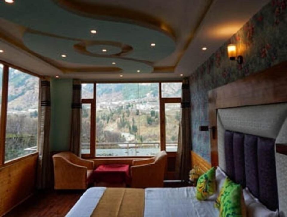 Desk, rollaway beds, free WiFi