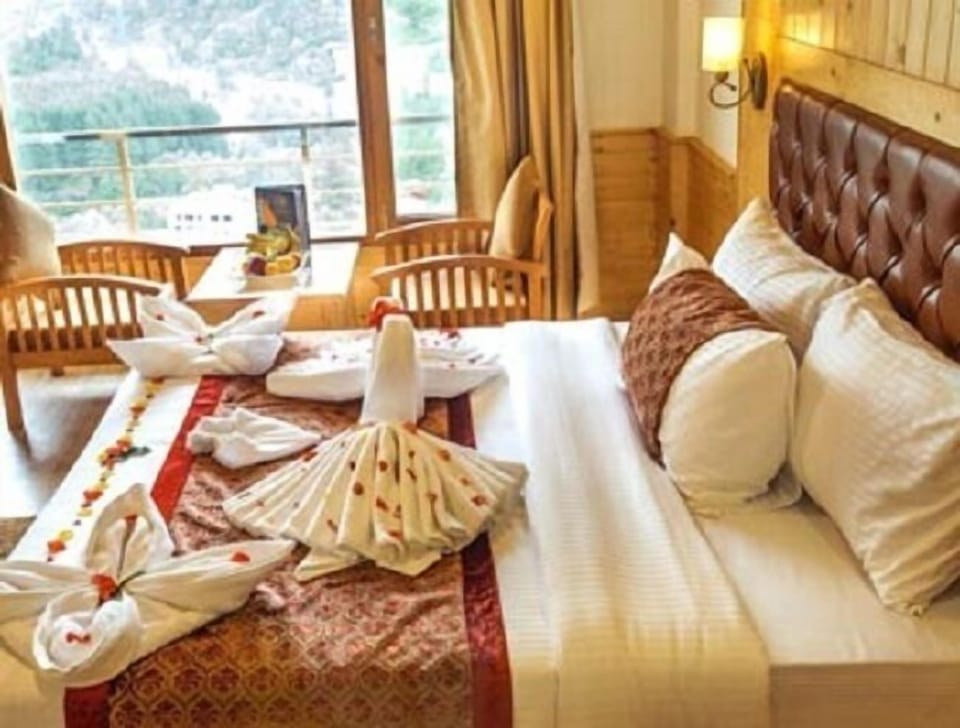 Desk, rollaway beds, free WiFi