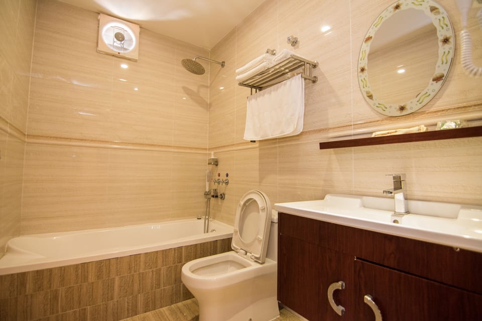 Family Suite, Accessible | Bathroom | Free toiletries, hair dryer, bidet, towels