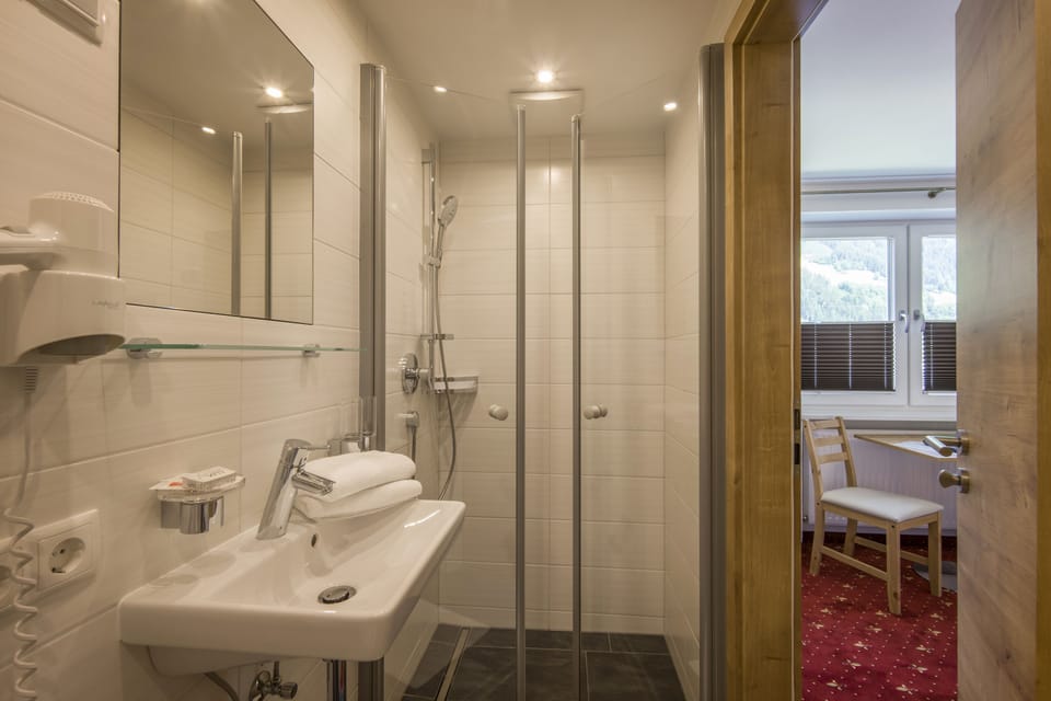 Economy Double Room | Bathroom | Shower