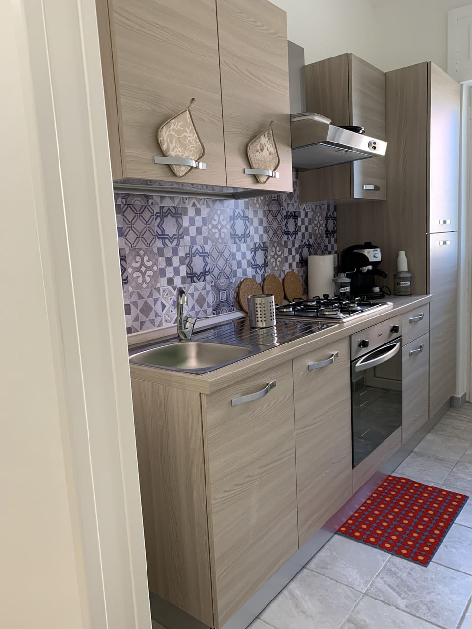 Full-size fridge, microwave, oven, stovetop