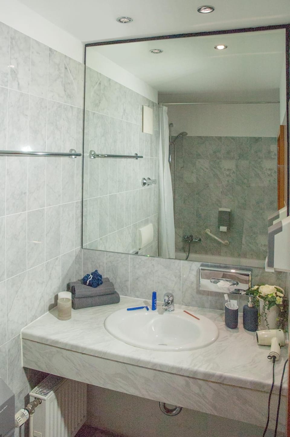 Deep soaking tub, free toiletries, hair dryer, towels