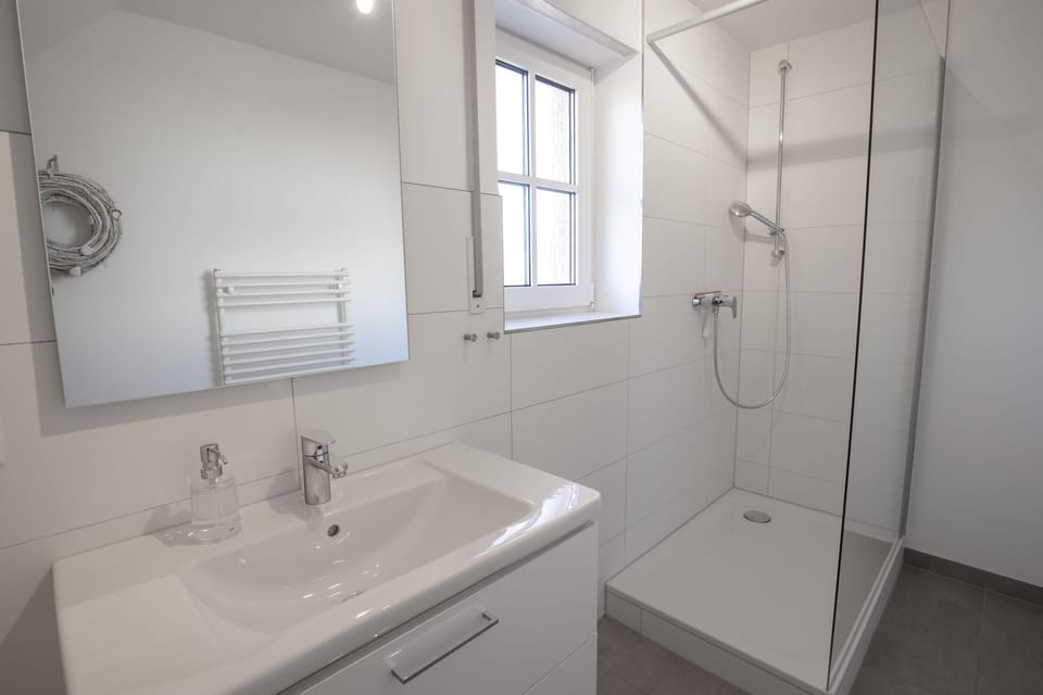 Apartment, Balcony | Bathroom | Rainfall showerhead, free toiletries, hair dryer, towels