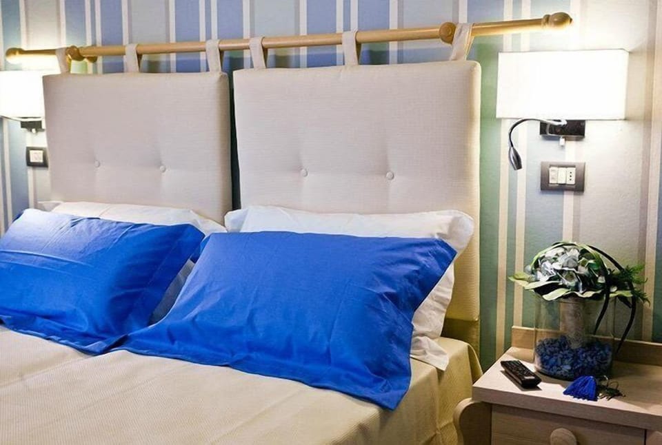 Minibar, cribs (surcharge), WiFi (free), bed sheets