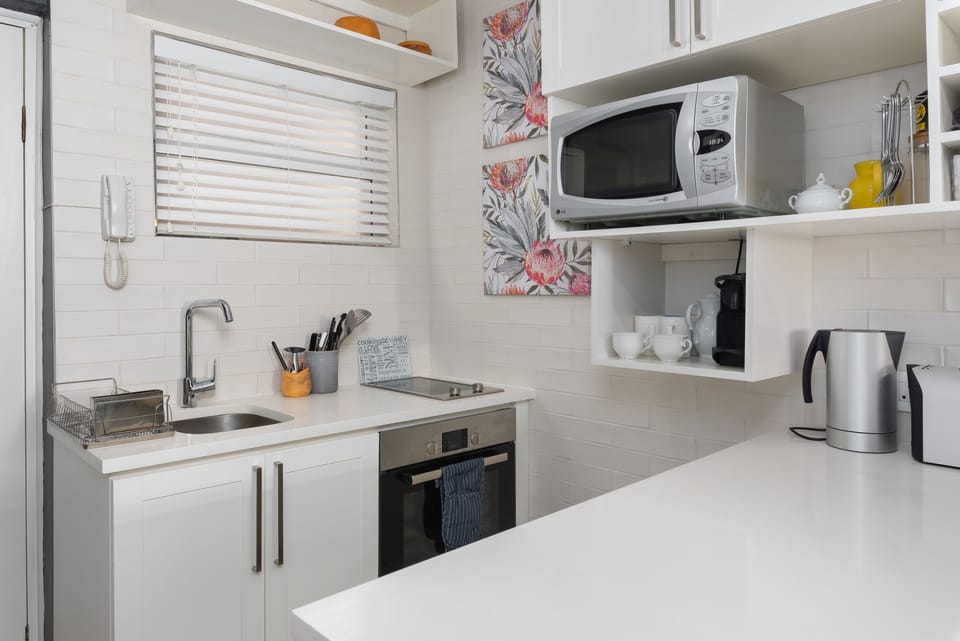 Comfort Studio, Mountain View | Private kitchen | Fridge, microwave, oven, stovetop