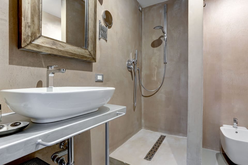 Quadruple Room (3) | Bathroom | Shower, bidet, towels