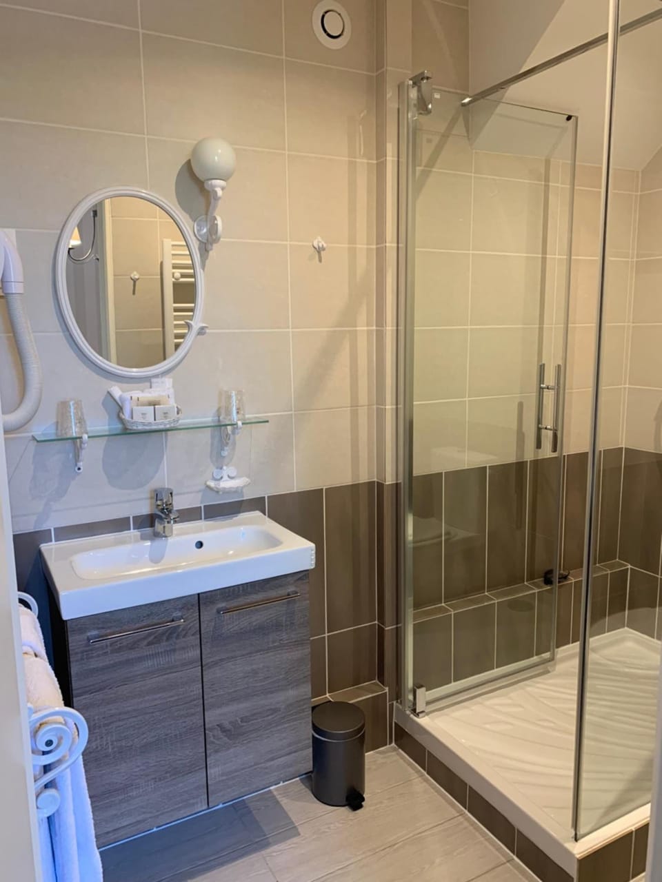 Deep soaking tub, towels