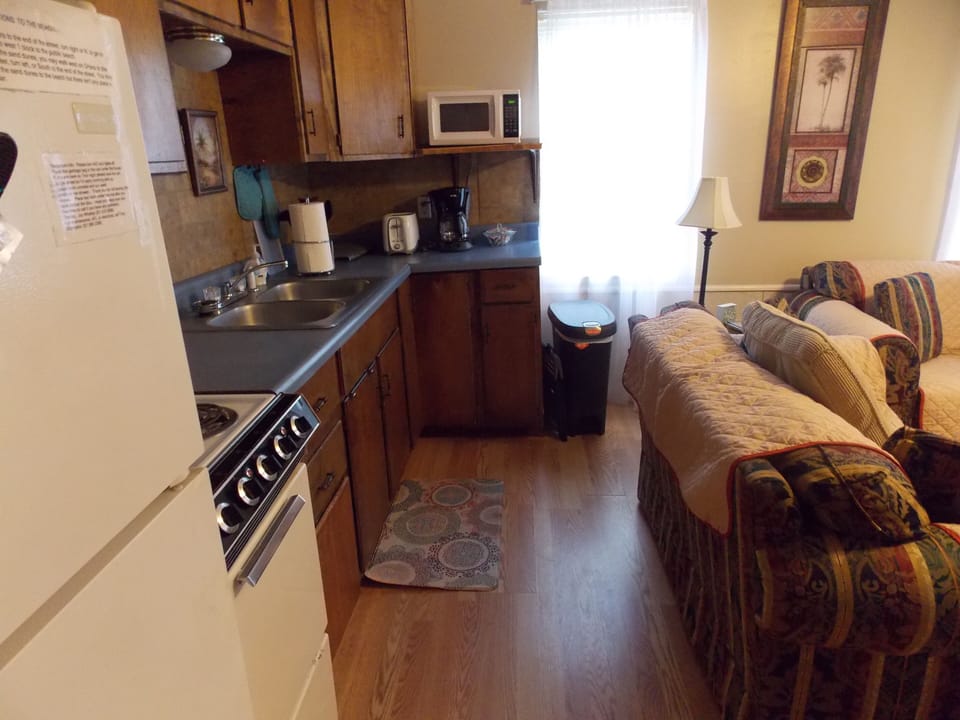 stovetop, refrigerator, indoor, oven, coffee maker, kitchen, microwave