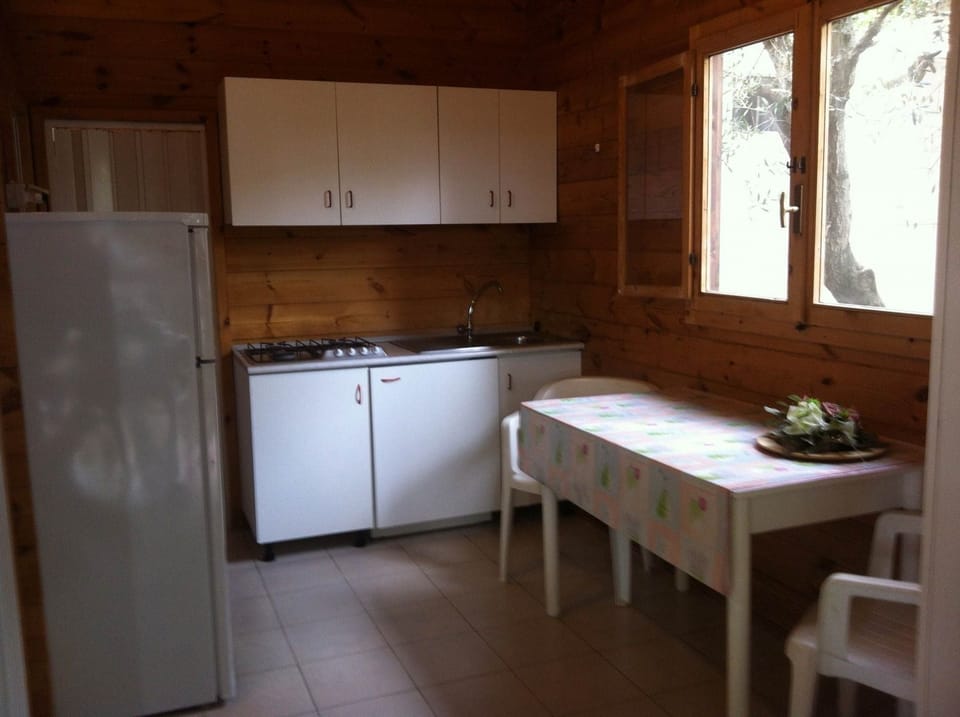 Studio | Private kitchen | Full-size fridge, oven, stovetop, cookware/dishes/utensils