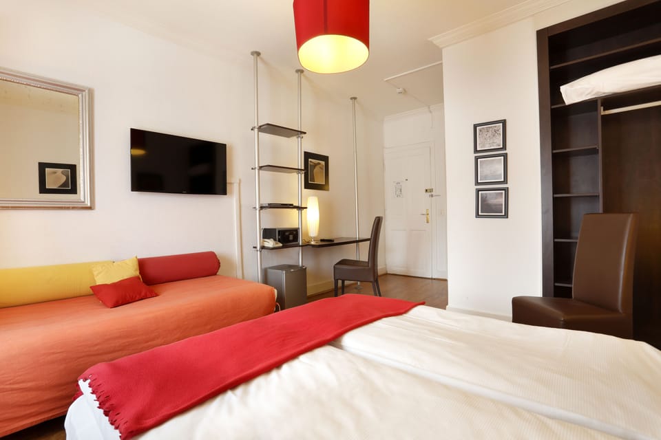 Premium bedding, in-room safe, desk, blackout drapes