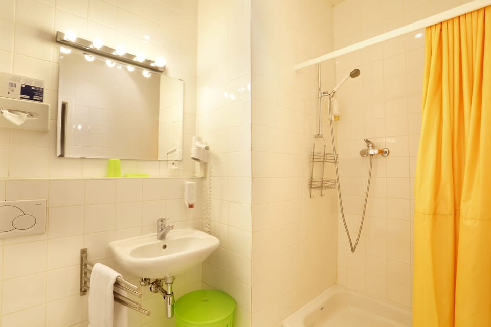 Single Room | Bathroom | Free toiletries, hair dryer, towels
