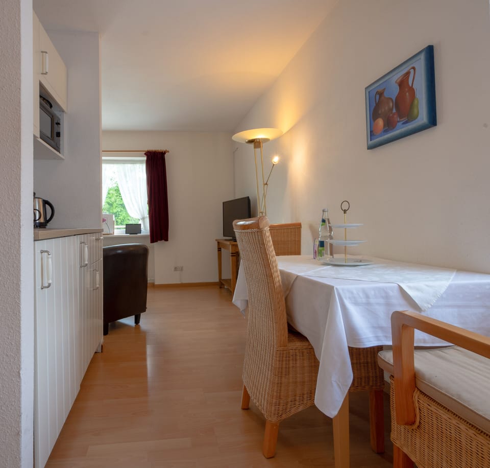 Classic Suite | Hypo-allergenic bedding, laptop workspace, free WiFi, bed sheets
