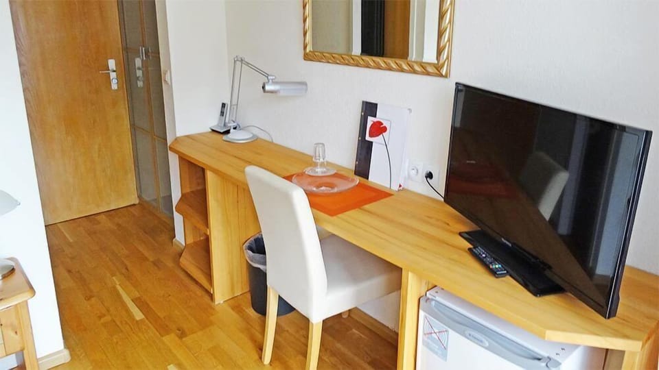 Single Room, 1 Twin Bed (10) | Hypo-allergenic bedding, laptop workspace, free WiFi, bed sheets