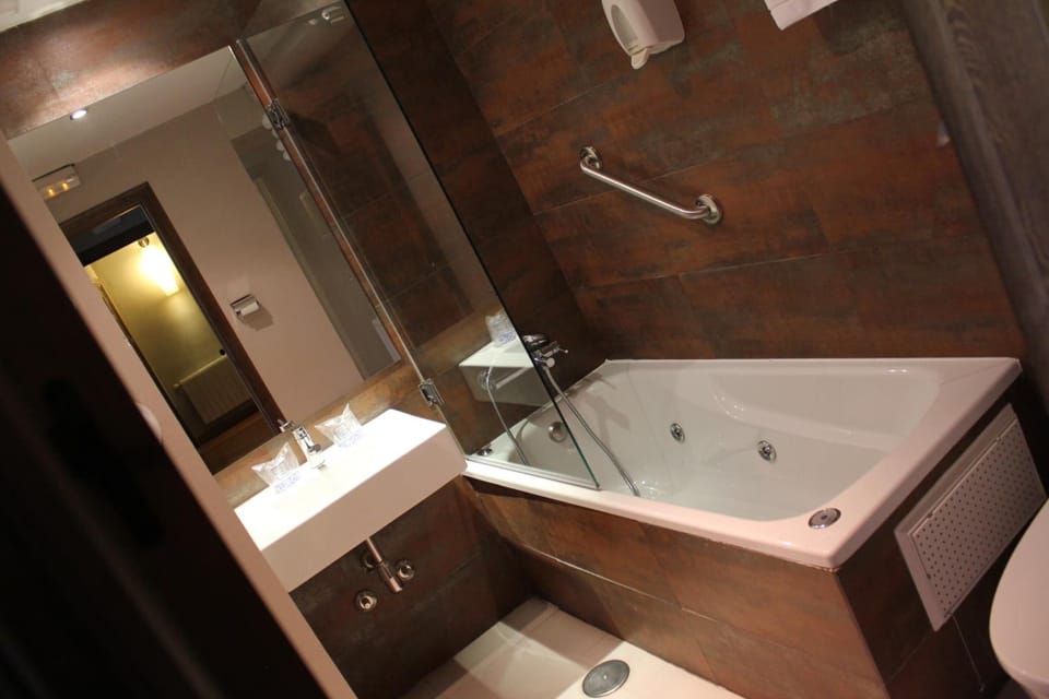 Family Quadruple Room | Bathroom | Free toiletries, hair dryer, bidet, towels
