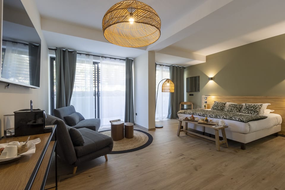 Deluxe Suite | Premium bedding, memory foam beds, minibar, in-room safe
