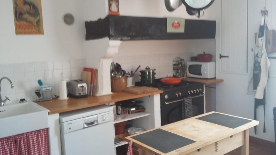 The farmhouse kitchen with range cooker