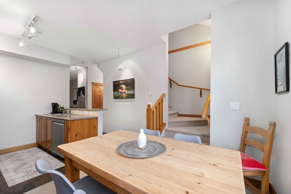 Whether you're prepping a quick breakfast or a family dinner, this kitchen/ dining area has you covered.