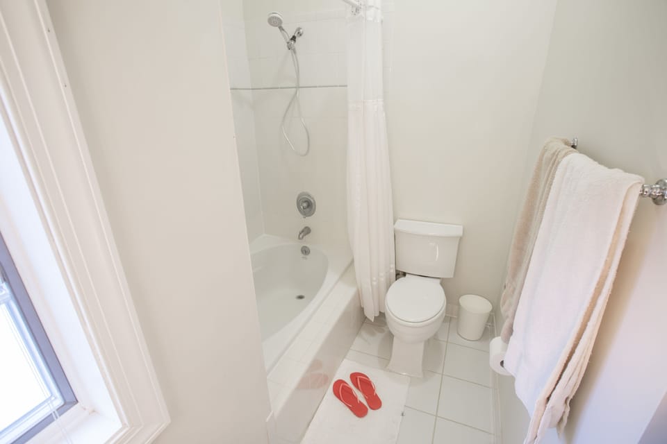Burgundy Room | Bathroom | Combined shower/tub, deep soaking tub, free toiletries, hair dryer