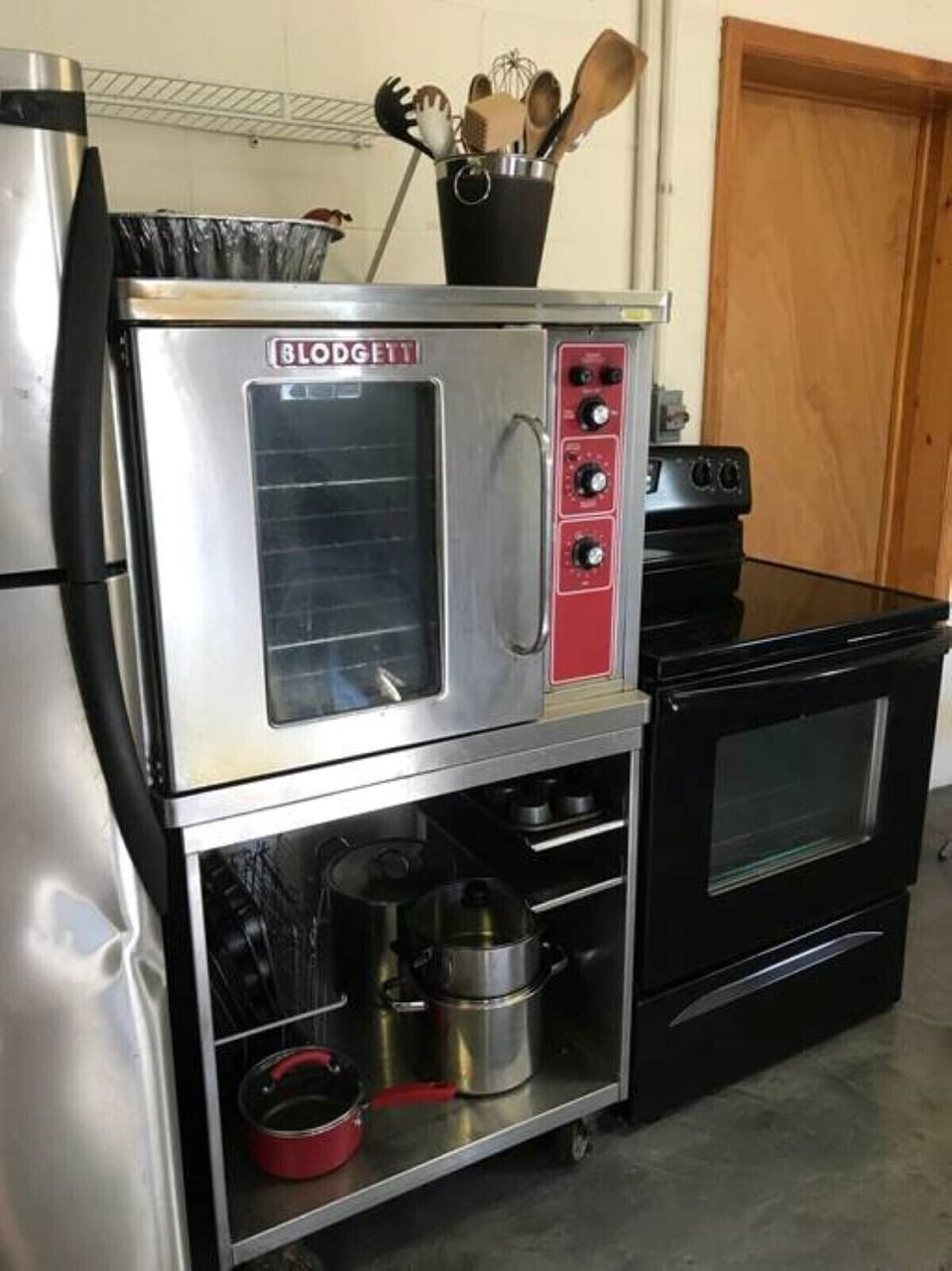 Convection oven--you can put 4 lg casseroles in.  Regular oven and range too.