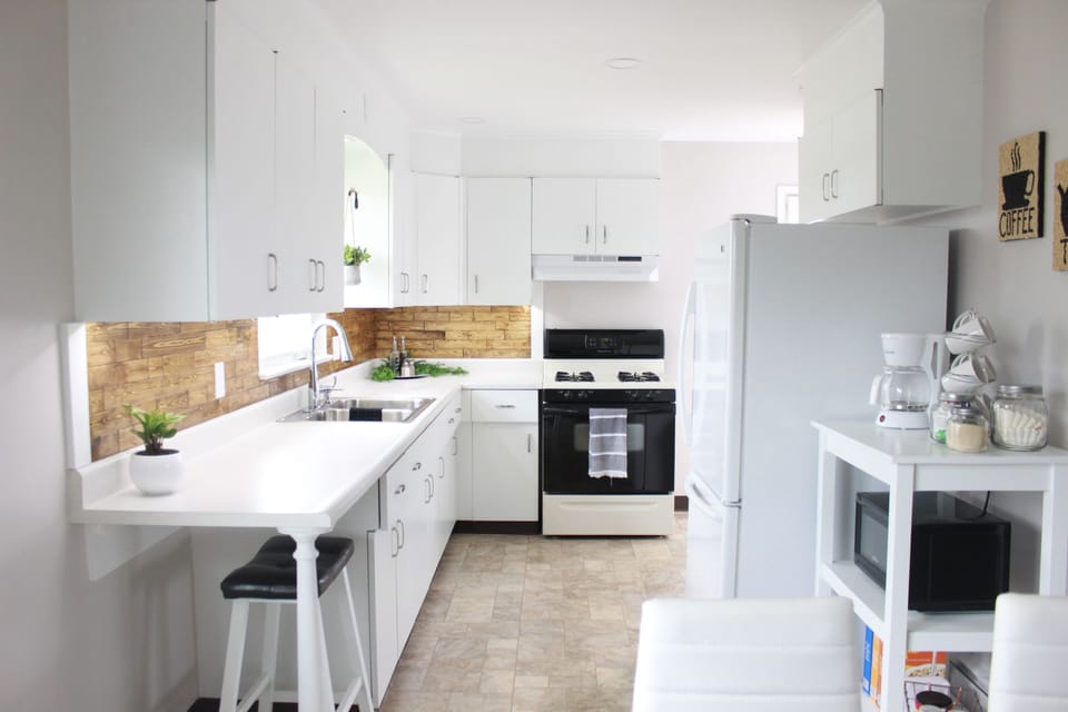 Kitchen and coffee bar