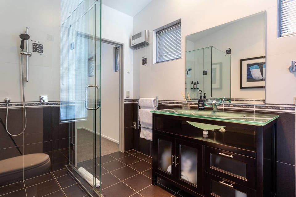 Luxury House, 4 Bedrooms, Lake View | Bathroom shower
