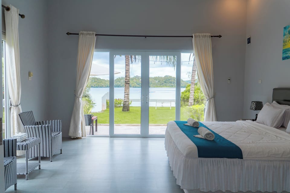Deluxe Bungalow, 1 King Bed, Non Smoking, Beach View | 1 bedroom, in-room safe, soundproofing, WiFi (free)