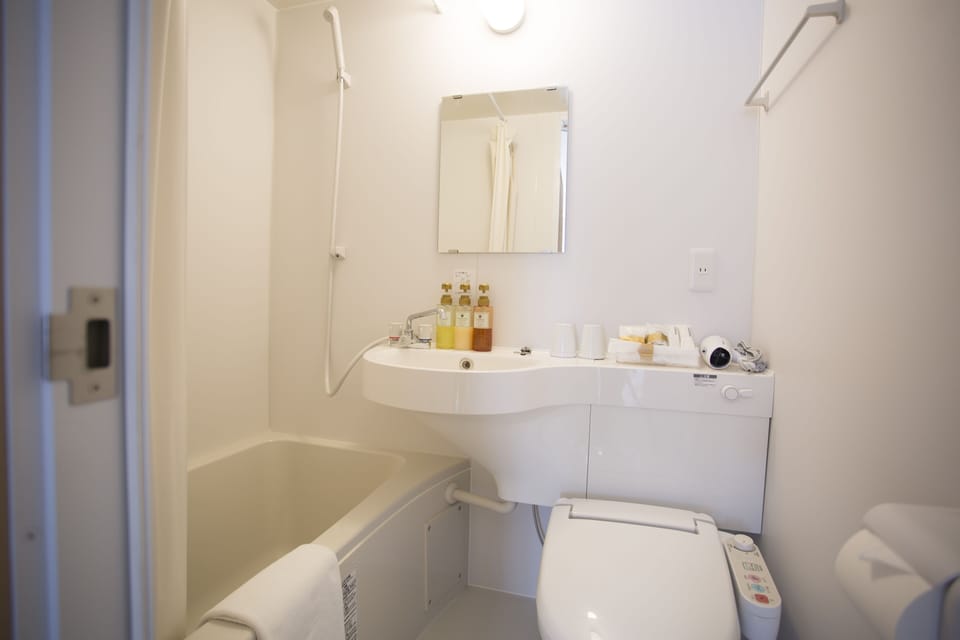 Combined shower/tub, deep soaking tub, free toiletries, hair dryer