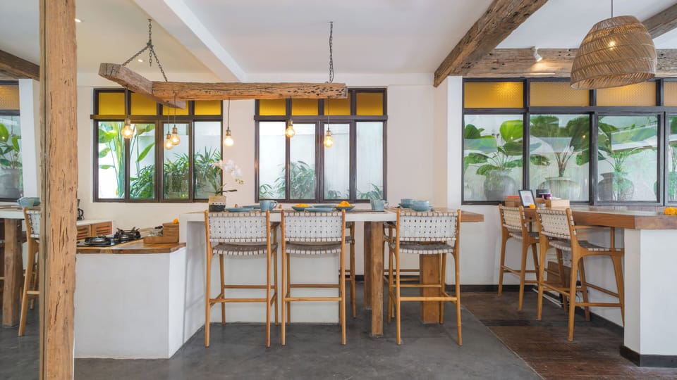Family Villa, 4 Bedrooms | Dining room