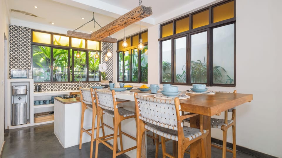 Family Villa, 4 Bedrooms | Dining room
