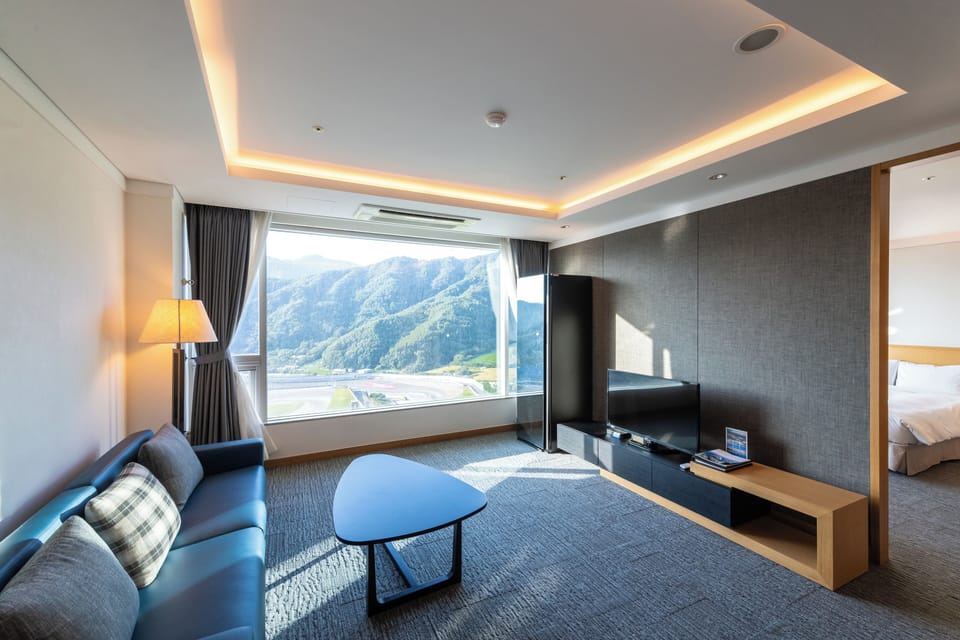 [Hotel] Suite Room | Blackout drapes, WiFi (free), bed sheets