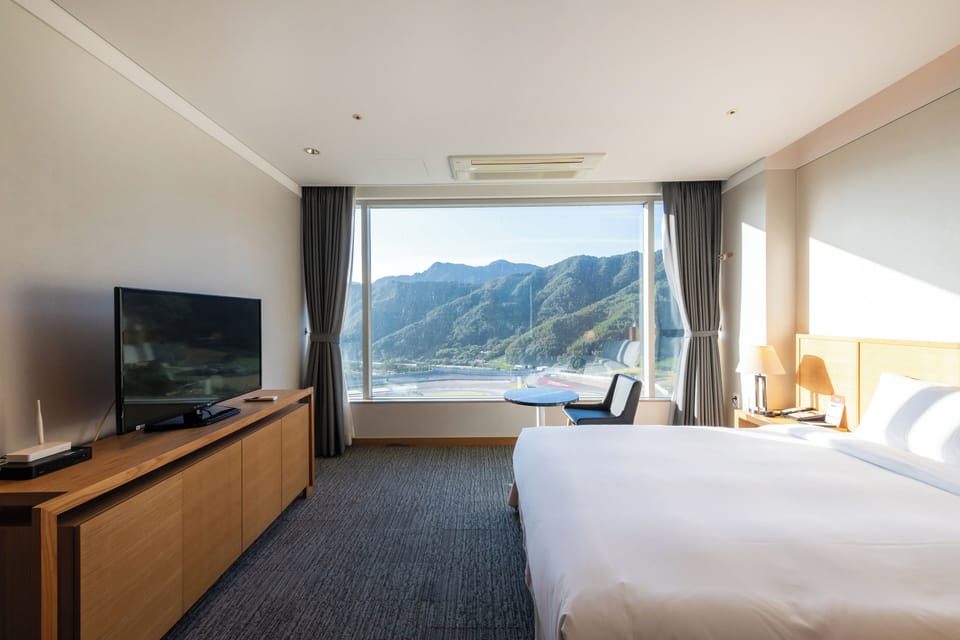 [Hotel] Suite Room | Blackout drapes, WiFi (free), bed sheets