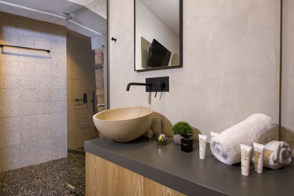 Comfort Double Room, Ground Floor | Bathroom | Shower, free toiletries, hair dryer, slippers