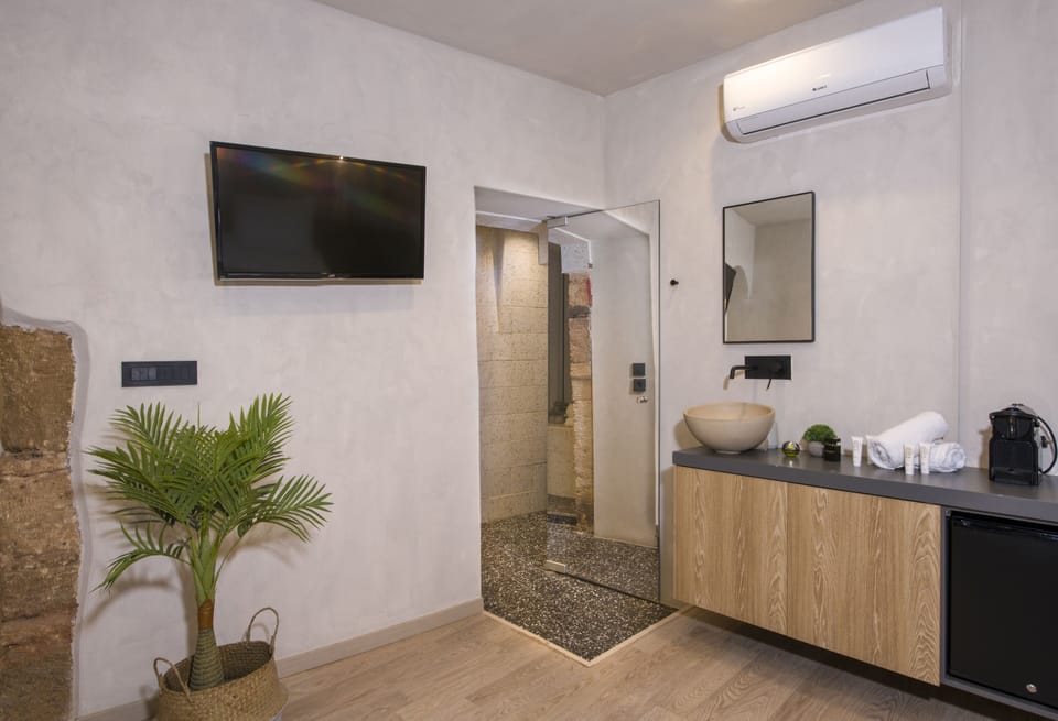 Comfort Double Room, Ground Floor | Bathroom | Shower, free toiletries, hair dryer, slippers