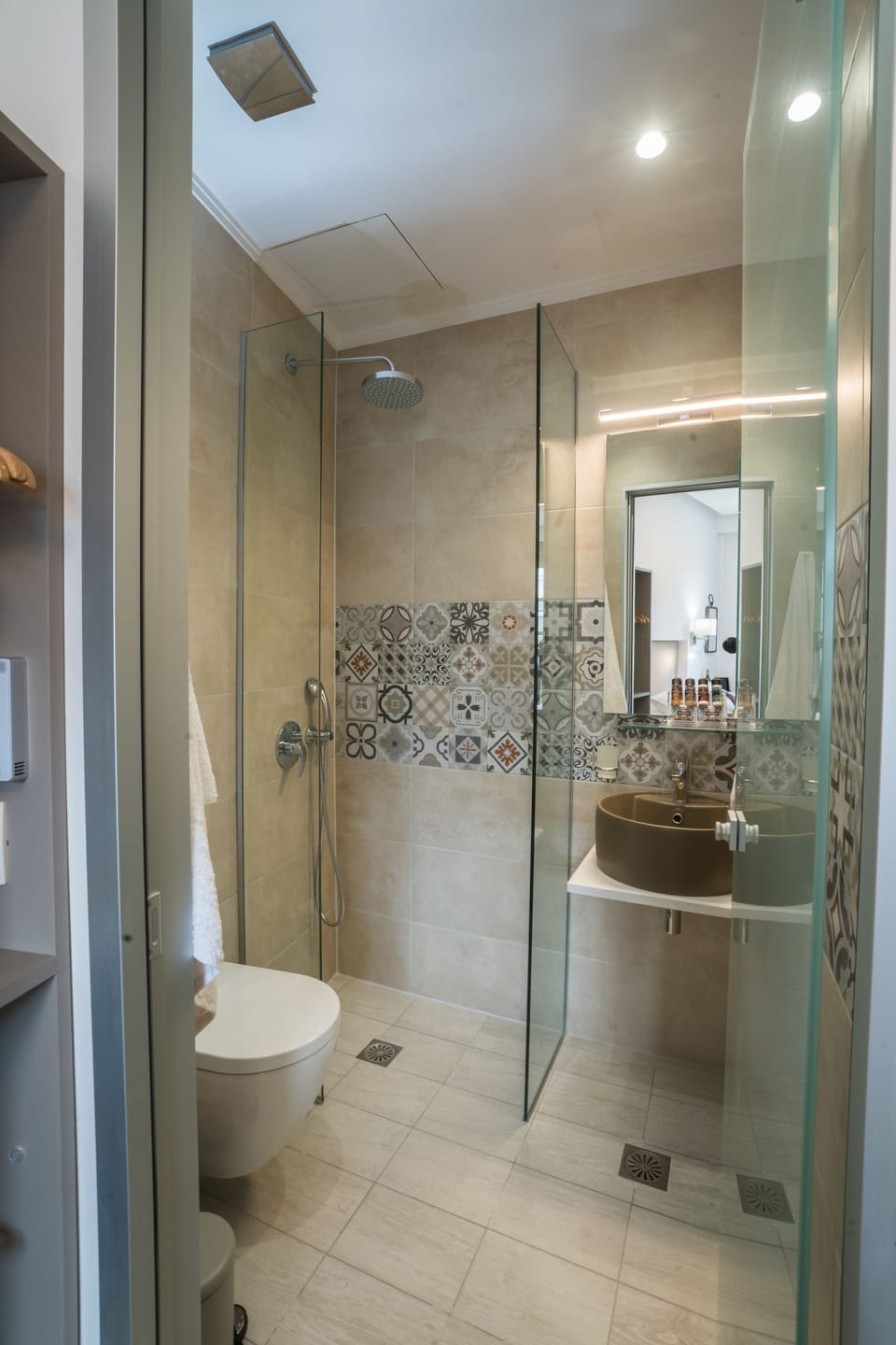 Economy Room (1st Floor) | Bathroom | Shower, free toiletries, hair dryer, bathrobes
