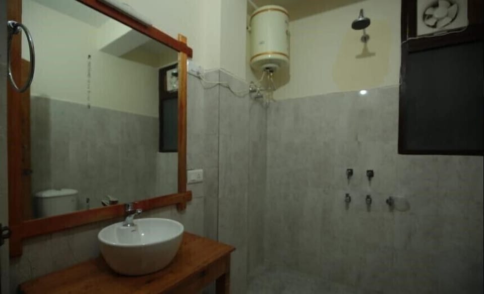 Deluxe Room, 1 Double Bed | Bathroom | Shower