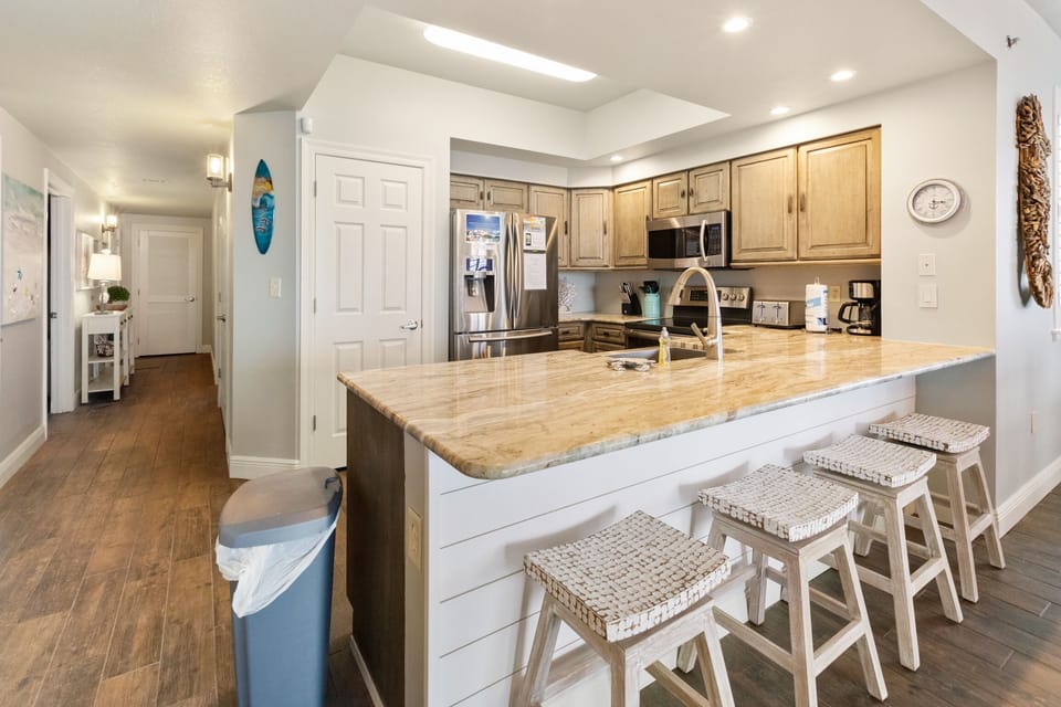 Beautiful eat-in bar in the open kitchen