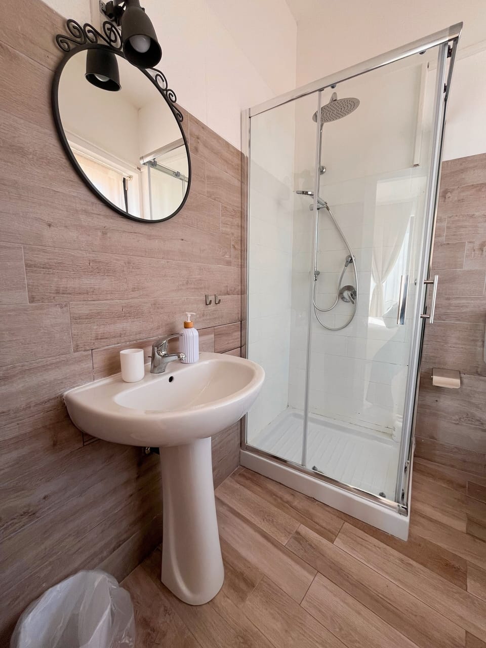 Superior Double Room, Sea View | Desk, blackout drapes, free WiFi, bed sheets
