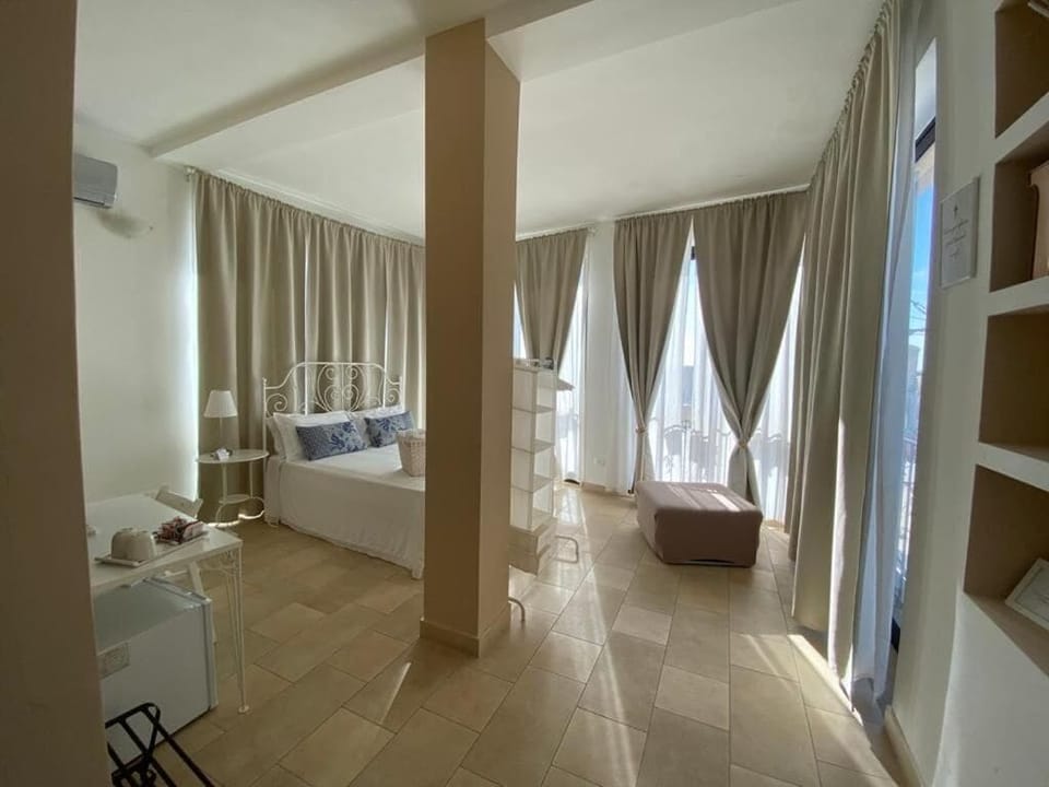 Desk, blackout drapes, free WiFi, bed sheets