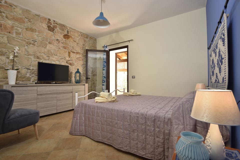 Comfort Double or Twin Room, Private Bathroom, Courtyard View | Individually decorated, individually furnished, desk, cribs/infant beds