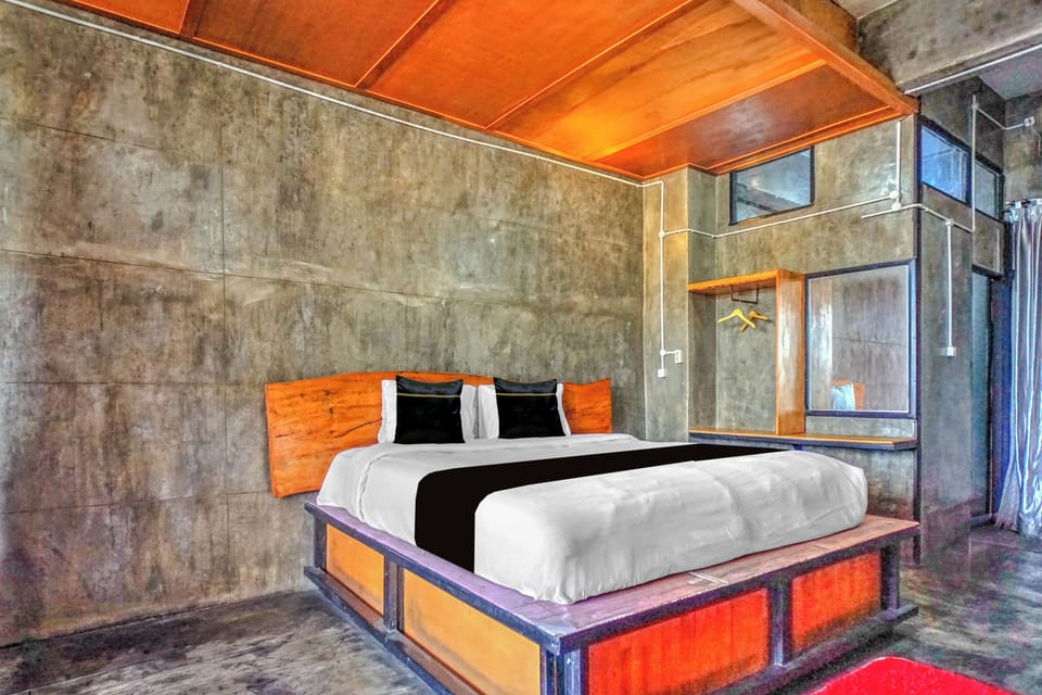 Deluxe Suite | Desk, WiFi (free), bed sheets