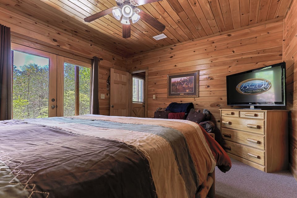 Lower Level King Bedroom With 36"